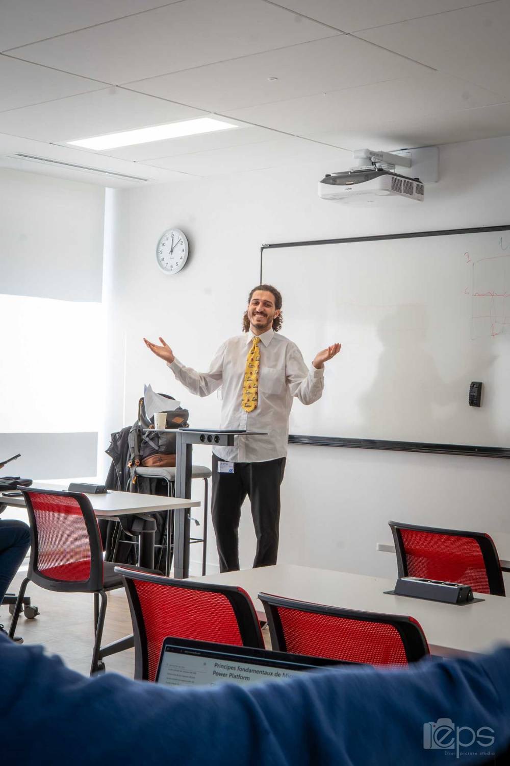 Sabri anime le programme Prise de parole & impact devant un groupe de dirigeants