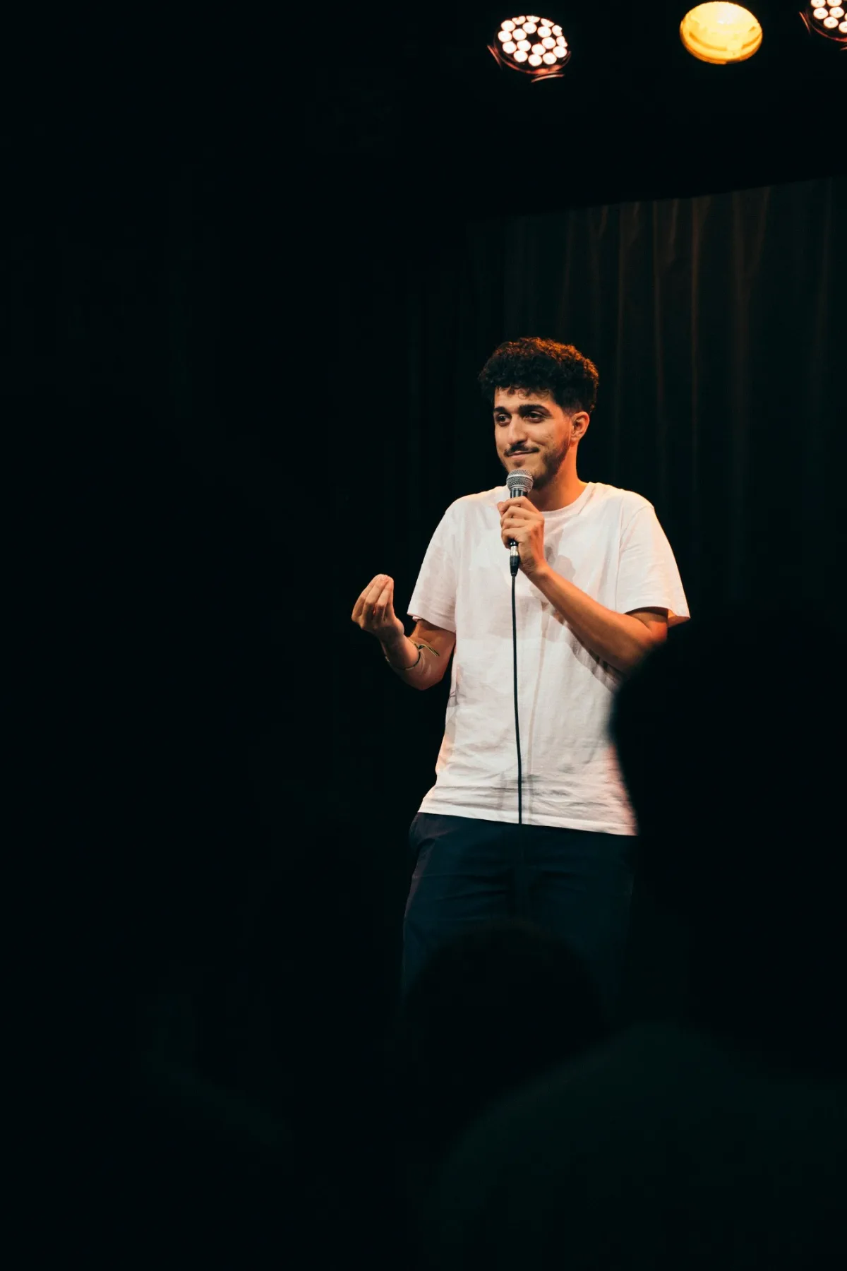 Sabri M'Barki seul sur scène, sous les projecteurs